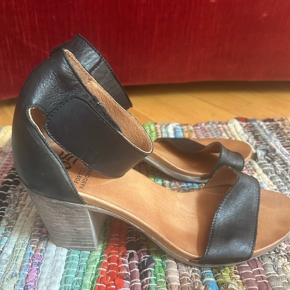 EOS Black and Tan Leather Sandals 39/8.5 - Picture 7 of 16